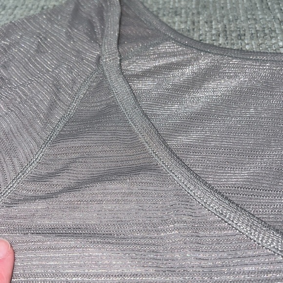 Athleta Shimmer Long Sleeve Scoop Back Shirt Thumb Holes Size XL Champagne Tan - Picture 5 of 7